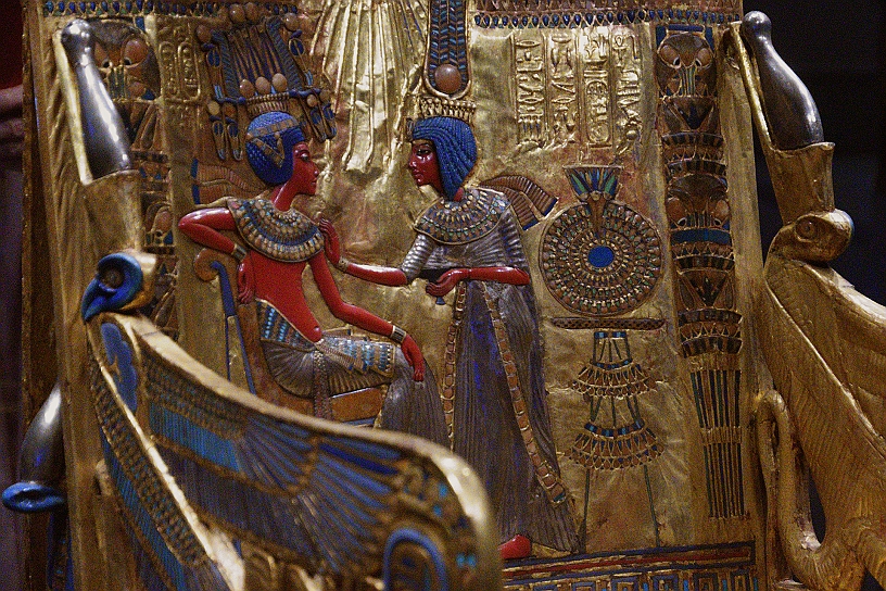 76 MAK_7206.jpg - Sullo schienale è raffigurata una scena intima del faraone con la moglie Anjesenamon.